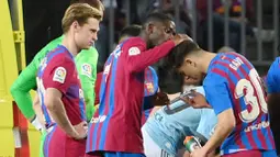 Seusai benturan itu Gavi terlihat terbaring tak bergerak. Araujo masih terlihat bangkit dan mengejar bola. Namun, hanya beberapa langkah, ia kemudian kolaps dan tak sadarkan diri. (AFP/Lluis Gene)