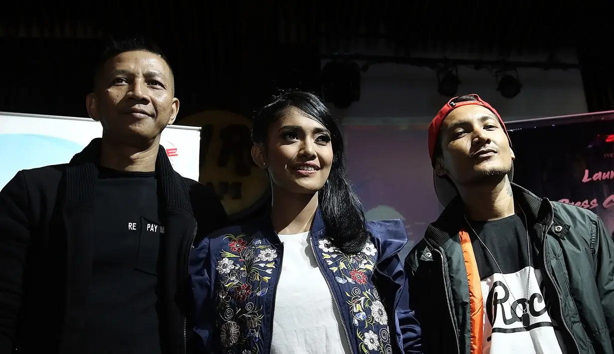 Mengaku memiliki waktu luang lebih banyak, drumer Ungu, Rowman pun memutuskan untuk membuat sebuah projek musik bergenre Electronic Dance Music. Bersama Rendra dan Ayu, Rowman membentuk band bernama The Row. (Bambang E. Ros/Bintang.com)