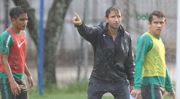 Aksi pelatih Timnas Indonesia U-19, Luis Milla saat memimpin Egy Maulana dkk. berlatih di Lapangan A,B,C, Senayan, Jakarta (18/2/2018). Latihan ini merupakan persiapan Asian Games 2018. (Bola.com/Nick Hanoatubun)