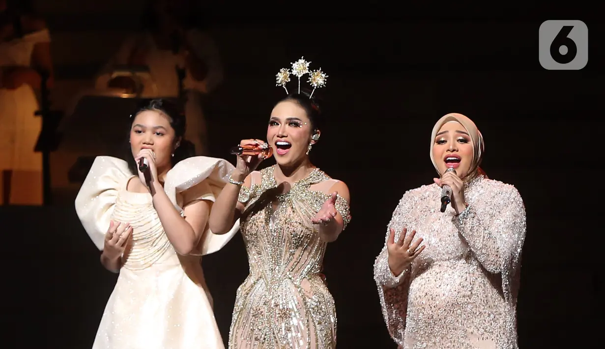 Penampilan Krisdayanti, Aurel Hermansyah dan Amora Lemos alam Konser Semesta Krisdayanti di JIEXPO Convention Centre and Theatre, Kemayoran, Jakarta, Sabtu (5/8/2023). (Fimela.com/Bambang E. Ros)