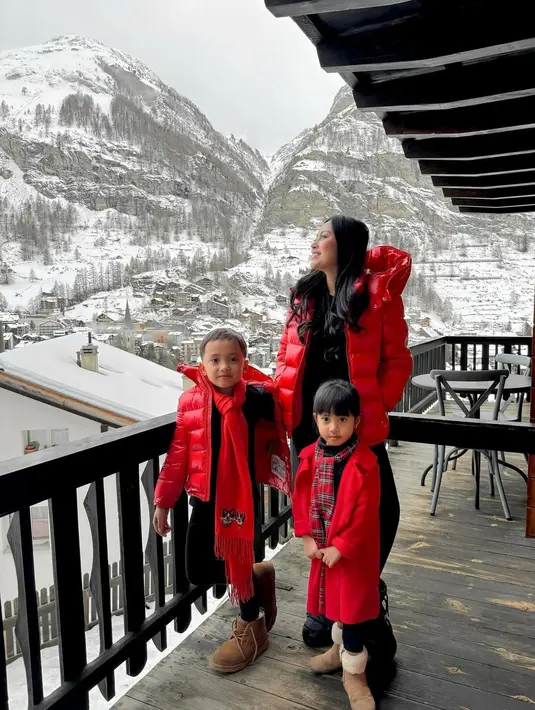 Rachel dan Xabiru kompak mengenakan puffer jacket berwarna merah, sedangkan Chava mengenakan coat panjang yang berwarna merah senada. [Foto: Instagram/rachelvennya]