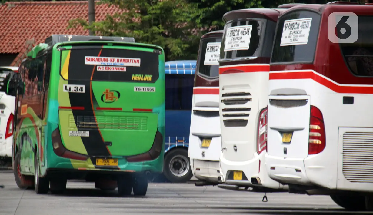 Bus melintas di kawasan Terminal Kampung Rambutan, Jakarta Timur, Senin (12/12/2022). Kepala Terminal Bus Kampung Rambutan Yuza Ramadhoni mengatakan lonjakan penumpang diprediksi akan terjadi mulai H-7 libur Natal dan Tahun Baru (Nataru), sementara untuk saat ini belum terjadi lonjakan penumpang dan masih terbilang lengang. (Liputan6.com/Magang/Aida Nuralifa)