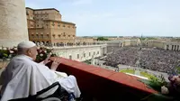Paus Fransiskus menyapa orang banyak di St. Peter's Square selama pemberkatan Urbi et Orbi pada hari Minggu Paskah (Divisi Foto MEDIA VATICAN)