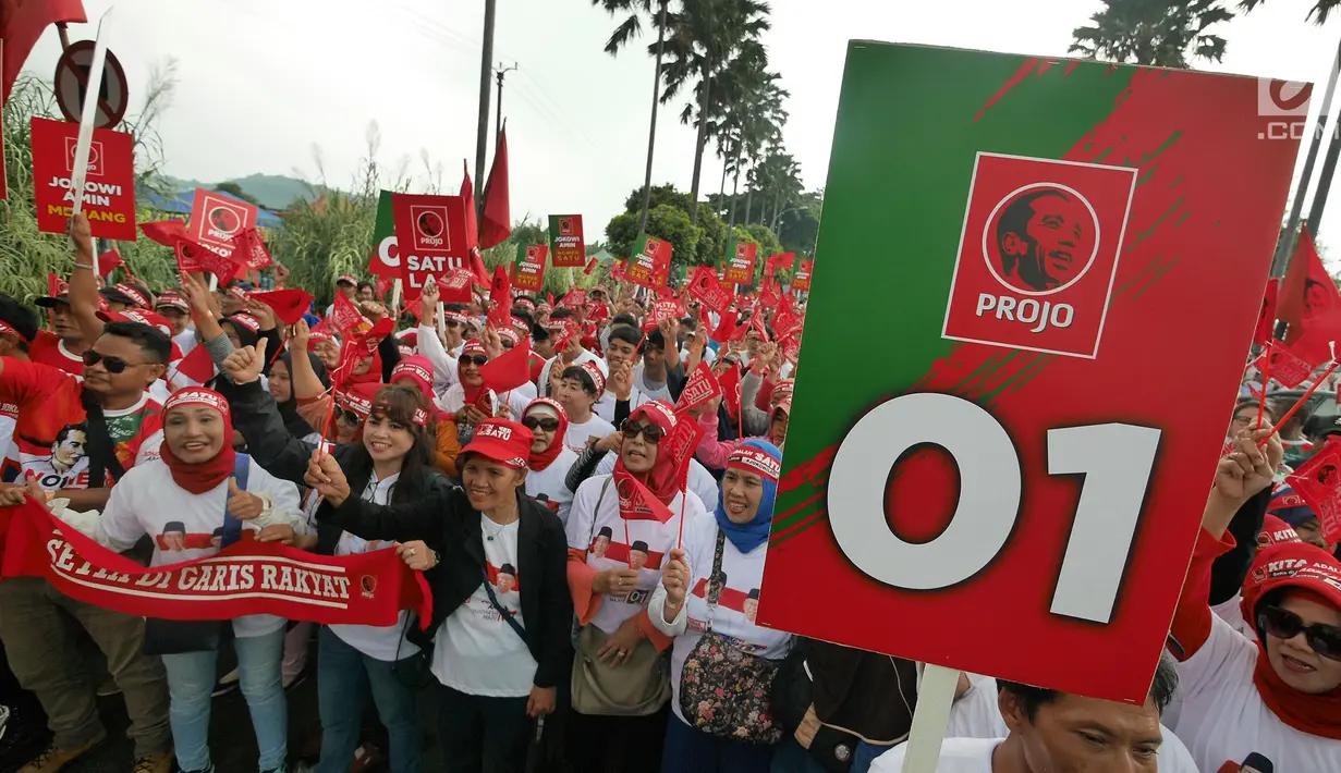 Pendukung capres nomor urut 01 Joko Widodo tiba di Sentul International Convention Center, Bogor, Jawa Barat, Minggu (24/2). Konvensi Rakyat ini dihadiri TKN, partai politik Koalisi Indonesia Kerja (KIK), dan relawan. (Liputan6.com/Herman Zakharia)