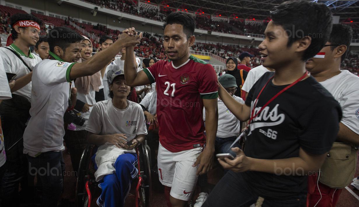 Gelandang Timnas Indonesia, Andik Vermansah, menyapa penonton difabel usai melawan Islandia pada laga persahabatan di SUGBK, Jakarta, Minggu (14/1/2018). Timnas Indonesia kalah 1-4 dari Islandia. (Bola.com/Vitalis Yogi Trisna)