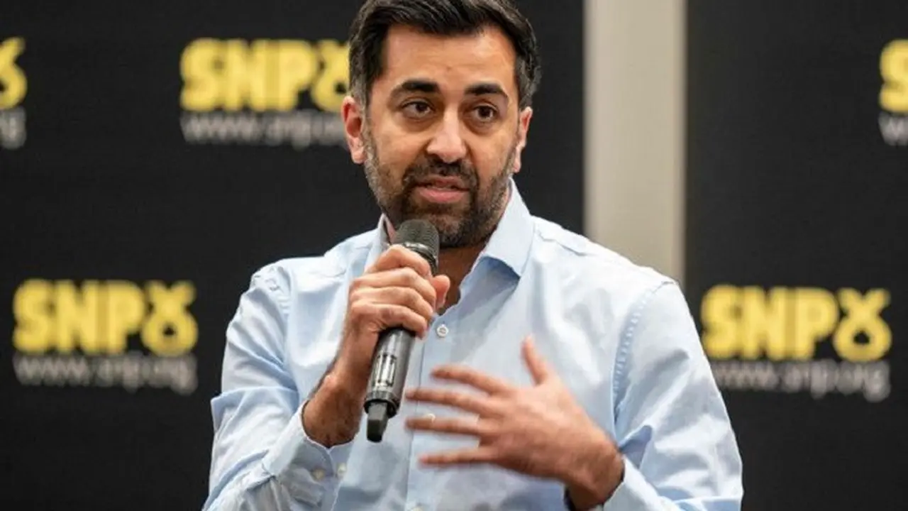 Humza Yousaf terpilih sebagai pemimpin baru Partai Nasional Skotlandia (SNP) pada Senin (27/3/2023), menjadikannya orang kulit berwarna pertama dan muslim pertama yang memimpin negara berpenduduk 5,5 juta orang itu. (Dok. AFP)