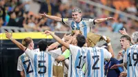 Selebrasi sejumlah pemain Timnas Argentina U-17 setelah mengalahkan Brasil U-17 dalam pertandingan perempat final Piala Dunia U-17 2023 yang berlangsung di Jakarta International Stadium, Jumat (24/11/2023). (Bola.com/Bagaskara Lazuardi)