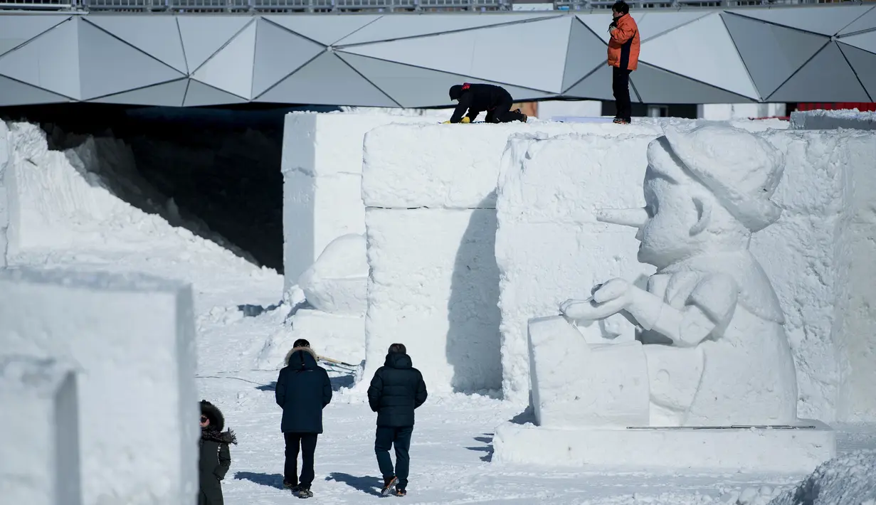 FOTO4: Suasana saat sejumlah orang berjalan-jalan di Snow Land, PyeongChang, Korea Selatan, Senin (5/2). (Brendan Smialowski/AFP)