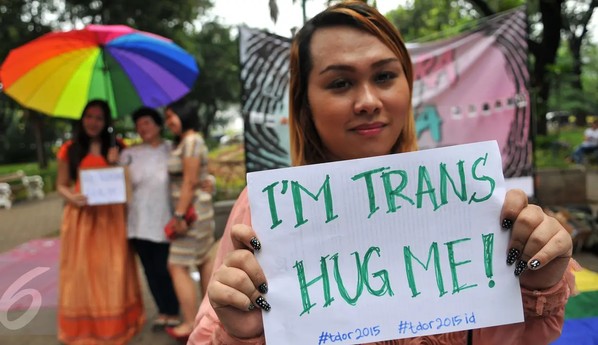 Puluhan transgender menggelar peringatan Transgender Day of Remembrance di Taman Suropati, Jakarta, Minggu (22/11). Kegiatan ini untuk mengenang transgender yang terbunuh akibat kebencian terhadap orang-orang transgender. (Liputan6.com/Gempur M Surya)
