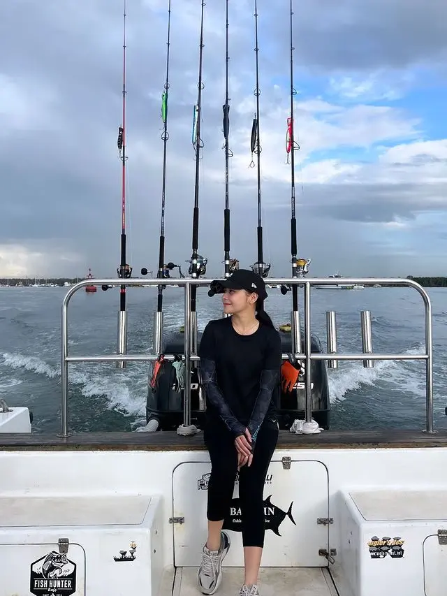7 Potret Prilly Latuconsina yang Hobi Mancing, Perdana Dapat Ikan GT di Laut