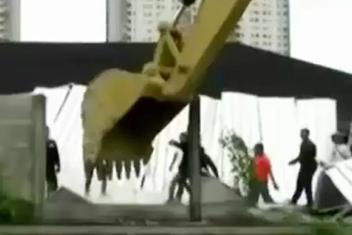 Bongkar-Bangunan-Ricuh