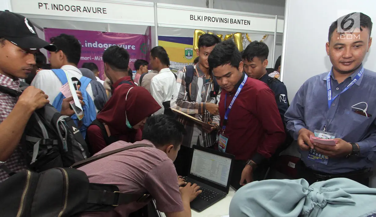 Calon pelamar kerja mencari informasi di salah satu stand "Job Fair Tangsel 2018" di BSD, Kamis  (19/7). Job Fair ini menyediakan 10.000 lebih lowongan kerja  dari 50 perusahaan berbagai bidang dan berlangsung hingga (20/7/2018). (Merdeka.com/Arie Basuki)