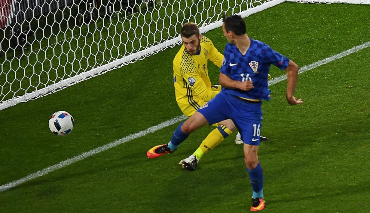 Striker Kroasia, Nikola Kalinic, menaklukkan kiper Spanyol, David De Gea, saat mencetak gol balasan pada laga Grup D Piala Eropa 2016 di Stade Mahmut-Atlantique, Bordeaux, Rabu (22/6/2016) dini hari WIB. (AFP/Mehdi Fedouach)