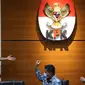 Mantan Direktur Teknik dan Pengelolaan Armada Garuda, Hadinoto Soedigno jelang rilis penetapan penahanan di Gedung KPK, Jakarta, Jumat (4/12/2020). Hadinoto diduga turut menerima suap pengadaan mesin pesawat dari Airbus SAS dan Rolls-Royce PLC melalui Soetikno. (Liputan6.com/Helmi Fithriansyah)