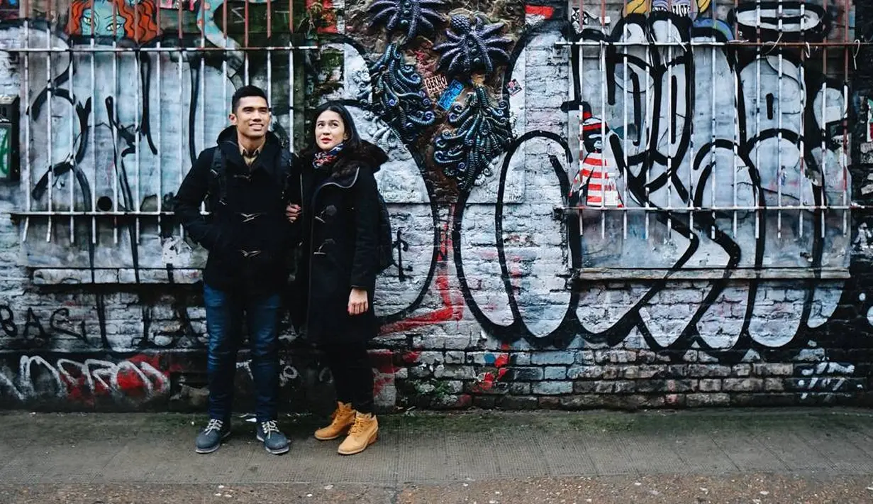 Selain Istana Buckingham Palace, Dian Sastro dan Indraguna juga berpose di Brick Lane yang terkenal dengan multikulturnya. (Foto: instagram.com/therealdisastr)