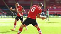 Pemain Southampton, James Ward-Prowse melakukan selebrasi bersama Danny Ings usai mencetak gol ke gawang Everton pada laga Liga Inggris di Stadion St. Mary's Minggu (25/10/2020). Southampton menang dengan skor 2-0. (Andy Rain/Pool via AP)