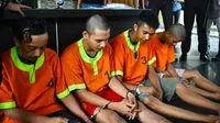 Pelaku kejahatan jalanan, salah satunya jambret yang seret korbannya di aspal dihadirkan di lobi Poresta Pekanbaru. (Liputan6.com/M Syukur)