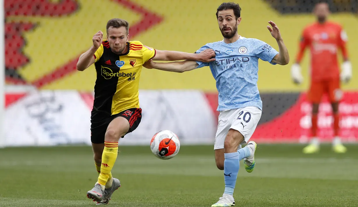 Pemain Watford Tom Cleverly (kiri) berebut bola dengan pemain Manchester City Bernardo Silva pada lanjutan Liga Premier Inggris di Stadion Vicarage Road, Watford, Inggris, Selasa (21/7/2020). Manchester City menang 4-0. (Adrian Dennis/Pool via AP)