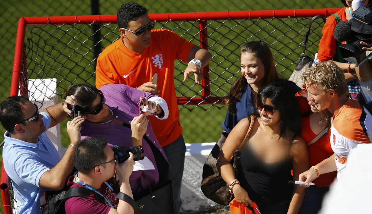 Usai berlatih di Rio de Janeiro, (24/6/2014), pemain depan Timnas Belanda, Dirk Kuyt, meladeni permintaan penggemar untuk berfoto bersama. (REUTERS/Ricardo Moraes)