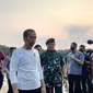 Presiden Jokowi membuka kemungkinan akan melakukan reshuffle menteri dari Partai NasDem. Hal ini disampaikan Jokowi di sela kunjungannya di Taman Wisata Alam Angke Jakarta Utara, Senin (15/5/2023). (Liputan6.com/Lizsa Egeham)