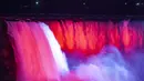 Air Terjun Niagara menyala merah untuk menandai Hari Inklusi di Kanada, Jumat (20/7). (Geoff Robins/Light Up For Inclusion/AFP-Services)