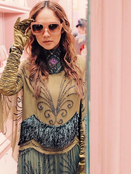 Di beberapa momen atau saat menghadiri acara tertentu ibu satu anak tersebut tak jarang tampil dengan busana unik. Bahkan BCL tetap percaya diri dengan menumpuk warna. Dalam foto ini ia memadukan gaun dan sarung tangan.(Liputan6.com/IG/@bclsinclair)