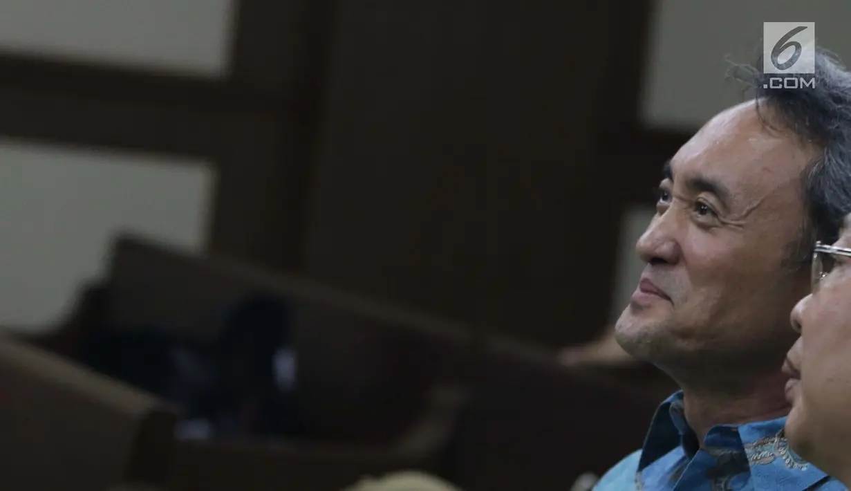 Terdakwa suap kepada mantan panitera PN Jakarta Pusat, Edy Nasution bersiap menjalani sidang pembacaan putusan di Pengadilan Tipikor, Jakarta, Rabu (6/3). Eddy dijatuhi hukuman 4 tahun penjara dan denda Rp200 juta. (Liputan6.com/Helmi Fithriansyah)