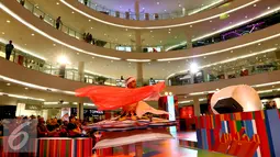 Penari membawakan Tarian Sufi Mesir, Tanoura di Atrium Senayan City, Jakarta (22/06). Tarian yang dibawakan dua pria ini berputar  menggunakan rok berwarna ganda. (Liputan6.com/Fery Pradolo)