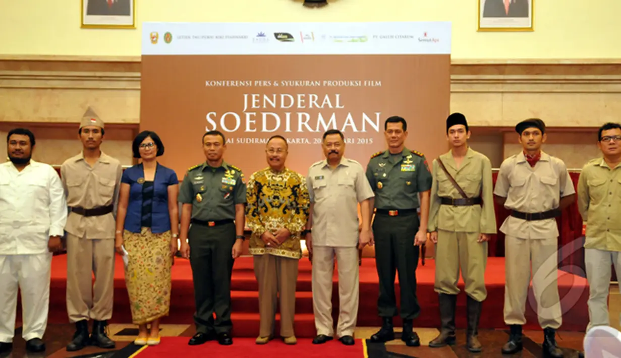 Para aktor, sutradara, dan produser film Jenderal Soedirman berbaris di depan panggung dalam syukuran produksi film Jenderal Soedirman di Balai Sudirman, Jakarta, Selasa (20/1/2015). (Liputan6.com/Panji Diksana)