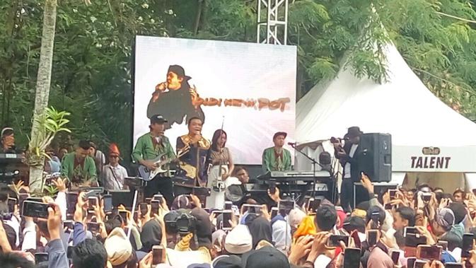 Didi Kempot menjadi bintang tamu sekaligus menutup perayaan Nitilaku UGm. (Liputan6.com/ Switzy Sabandar)