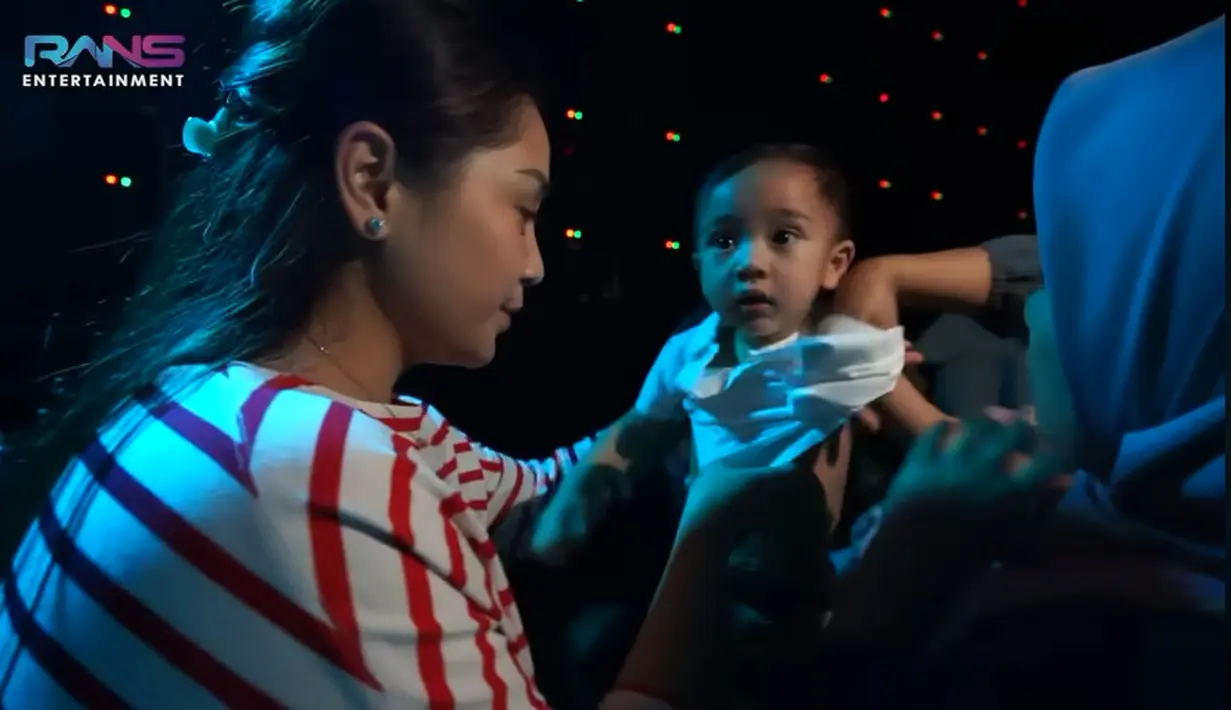 Sebelum naik panggung, Cipung terlebi dulu didandani. Tampak Sus Rini dan Gigi sedang menganti pakaian Cipung. [Youtube/Rans Entertainment]