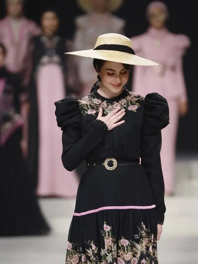 Arumi Bachsin Tampil Bak Noni Belanda saat fashion show. [@arumibachsin_94]