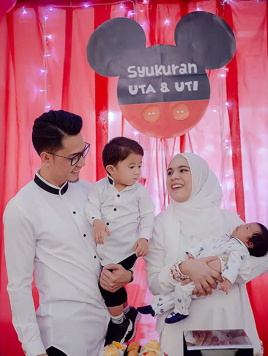 Dua anak Nycta Gina dan Rizky Kinos punya nama yang unik, Panutan Adhya Semesta Trinycta dan Lembar Putih Trinycta. (Foto: instagram.com/missnyctagina)