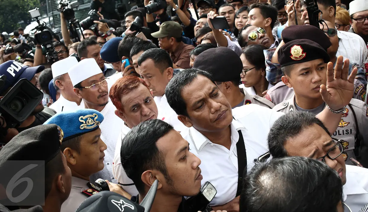 Sejumlah masyarakat berdesakan untuk memasuki  Pengadilan Negeri (PN) Jakarta Utara, Selasa (13/12). Mereka berebut masuk ke ruang sidang perdana Basuki Tjahaja Purnama (Ahok) yang berkapasitas maksimal 80 orang. (Liputan6.com/Faizal Fanani)