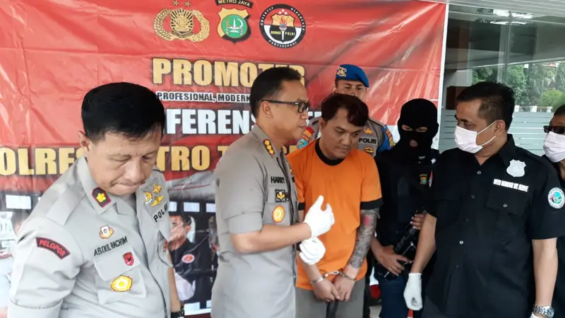 Kapolres Metro Tangerang Kombes Pol Harry Kurniawan menginterogasi pelaku pengedar sabu, Kamis (13/10/2018).