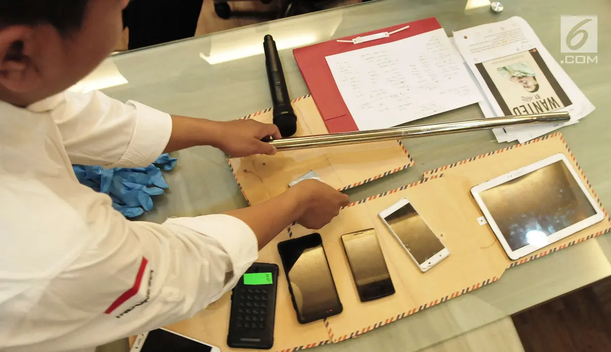 Petugas menunjukan barang bukti terkait kasus persekusi maut terhadap Abi Qowi Suparto di Polda Metro Jaya, Jakarta (10/9). Abi tewas setelah dipersekusi para pegawai sebuah toko vape di Tebet, setelah dituduh mencuri. (Liputan6.com/Helmi Afandi)