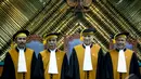 (Dari kanan) Amran Suadi, Sudrajat Dimyati, Purwosusilo dan Is Sudaryono foto bersama usai dilantik sebagai Hakim Agung di Gedung Sekretariat MA, Cempaka Putih, Jakarta, Selasa (21/10) (Liputan6.com/Faizal Fanani)