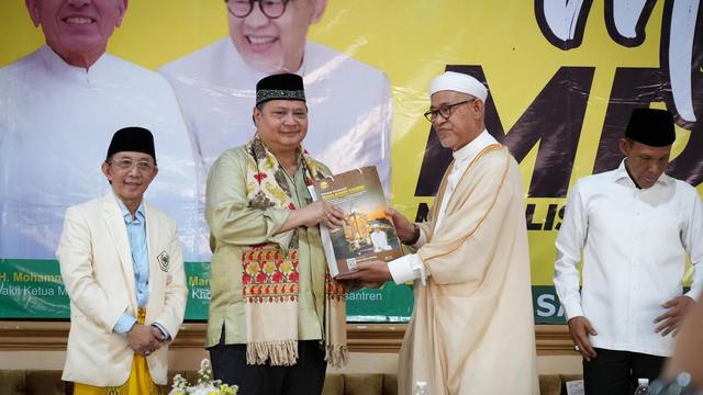 Menteri Koordinator Bidang Perekonomian Airlangga Hartarto di acara Sosialisasi Keuangan Inklusif bagi Santri dan Masyarakat di Pondok Pesantren Mama Bakry, Kabupaten Bogor, Jawa Barat, Sabtu (1/6/2024). (Dok Kemenko Perekonomian)
