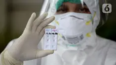 Petugas medis menunjukkan sampel darah saat screening test virus corona COVID-19 di Pasar Modern BSD, Tangerang Selatan, Banten, Selasa (21/4/2020). Screening test pendeteksi dini tersebut dilakukan di 12 lokasi di Tangerang Selatan untuk menanggulangi COVID-19. (merdeka.com/Dwi Narwoko)