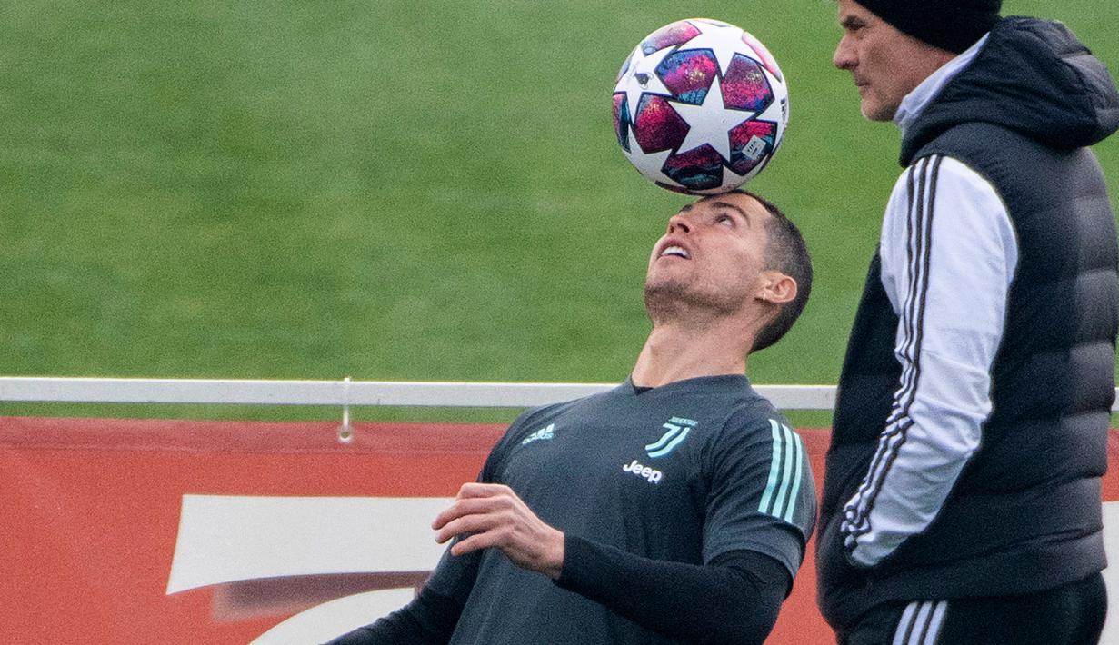 Pemain Juventus Cristiano Ronaldo memainkan bola saat sesi latihan di Turin, Italia, Selasa (25/2/2020). Juventus akan bertandang ke markas Lyon untuk pertandingan leg pertama babak 16 besar Liga Champions, Kamis (27/2/2020) dinihari WIB. (Marco Alpozzi/LaPresse via AP)