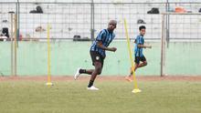 Striker baru Arema FC, Greg Nwokolo, langsung menggeber menu latihan tim di&nbsp;Stadion Gajayana, Malang, Selasa (25/7/2023). (Bola.com/Iwan Setiawan)