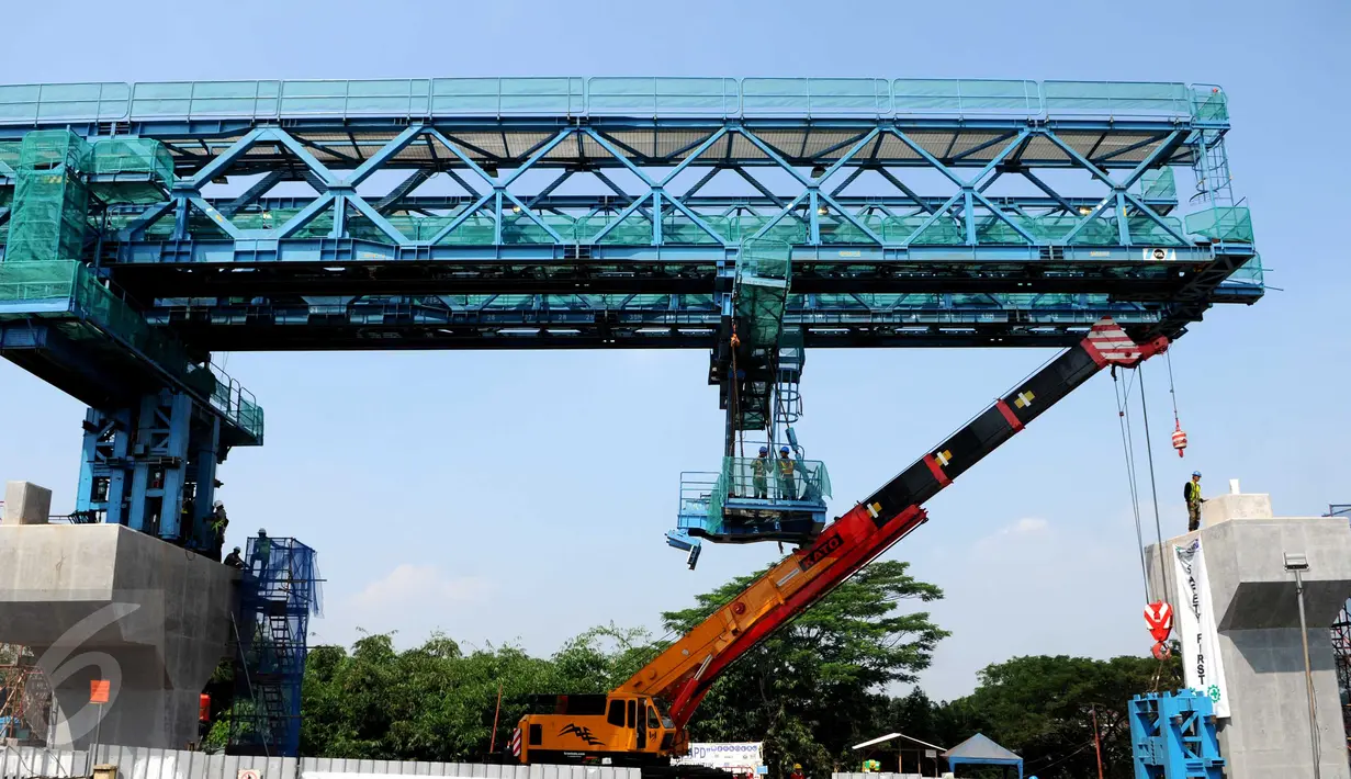 Pekerja menyelesaikan proyek MRT di Kawasan Lebak Bulus, Jakarta, Minggu (12/6). Meski Bulan Ramadan, aktivitas penyelesaian MRT tetap berjalan seperti biasa. (Liputan6.com/Helmi Afandi)