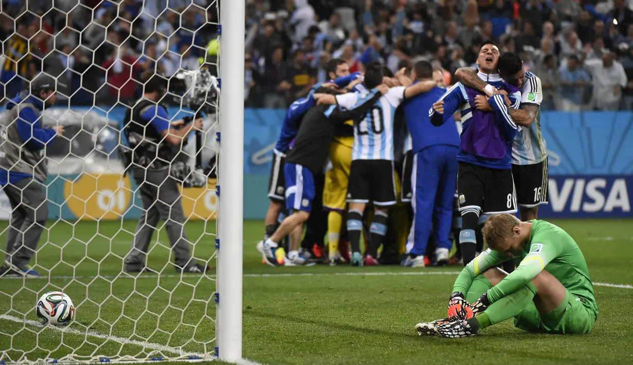 Semifinal Piala Dunia 2014. Laga semifinal Piala Dunia 2014 antara Belanda menghadapi Argentina (9/7/2014) menjadi laga semifinal kelima dan terakhir sepanjang sejarah Piala Dunia yang harus diselesaikan dengan adu penalti. Argentina akhirnya lolos ke final usai mengalahkan Belanda melalui adu penalti dengn skor 4-2 setelah hingga babak perpanjangan waktu kedua tim bermain imbang tanpa gol. (AFP/Fabrice Coffrini)