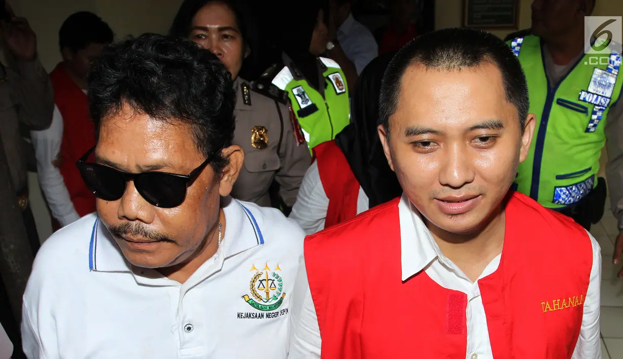 Terdakwa kasus dugaan penipuan First Travel, Andika Surachman dikawal petugas menuju ruang sidang di PN Kota Depok, Senin (23/4). (Liputan6.com/Herman Zakharia)