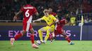 Pemain Timnas Indonesia U-23, Toni Firmansyah (kanan) berebut bola dengan pemain Malaysia, Fergus Tierney dalam laga Grup A Piala AFF U-23 2025 di Stadion Utama Gelora Bung Karno (SUGBK), Senayan, Jakarta, Senin (21/07/2025). (Bola.com/Abdul Aziz)