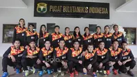 Para pebulutangkis Indonesia untuk Piala Sudirman foto bersama usai seremoni pelepasan tim di Kantor PBSI Cipayung, Jakarta, Sabtu (6/5/2017). (Bola.com/Vitalis Yogi Trisna)