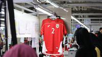 Contoh jersey yang sudah jadi mengantung di pabrik pembuatan jersey Erspo di daerah Bandung, Jawa Barat pada Rabu (12/2/2025). (Bola.com/Abdul Aziz)