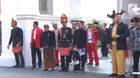Jokowi hadir di upacara Hari Kemerdekaan Indonesia dengan mengenakan baju adat Aceh, menggandeng Jan Ethes yang tampak santai.