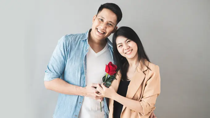 perempuan dan pasangan 27 agustus bunga