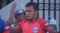 Aksi kiper PSIS Semarang, Joko Ribowo sebelum melakoni pertandingan. (Bola.com/Vincentius Atmaja)